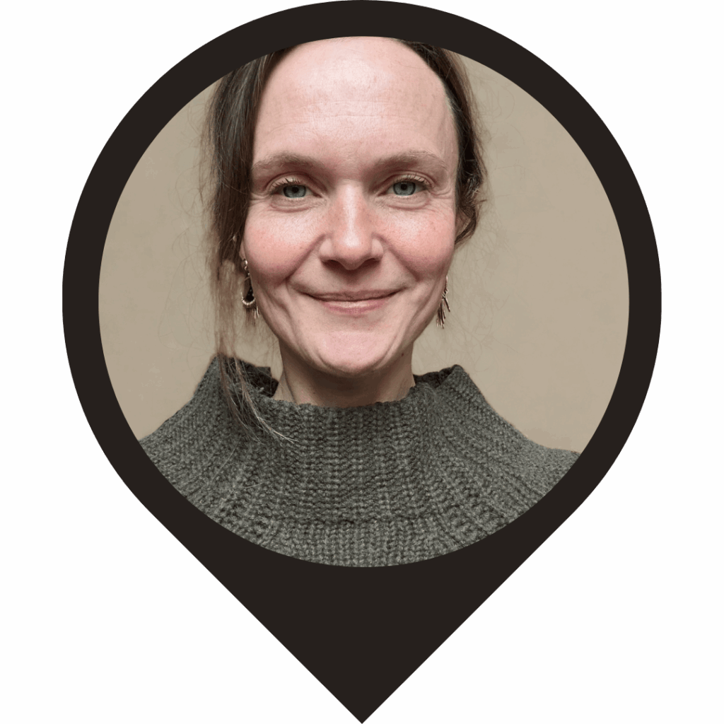 Jana blickt lächelnd in die Kamera